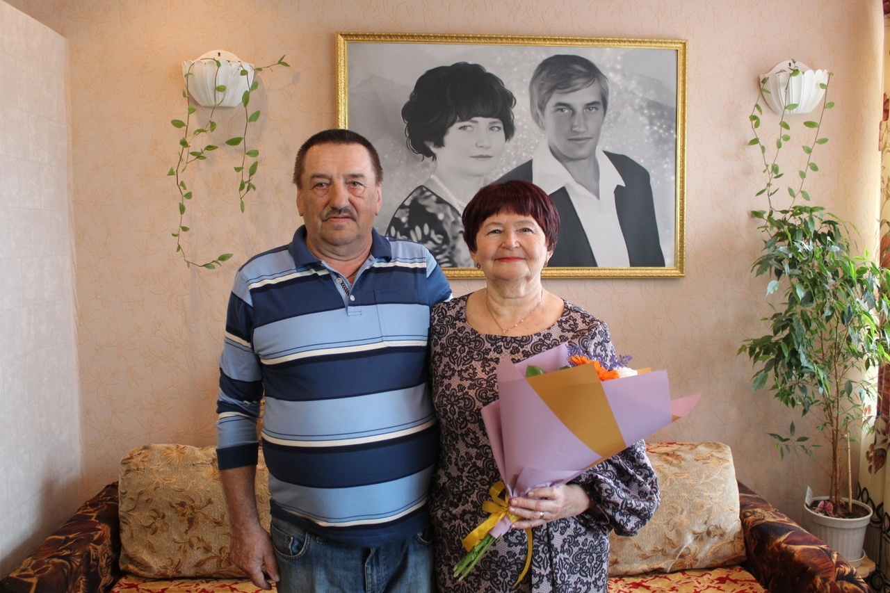 В Вологодской области вступил в силу закон о выплатах супругам-юбилярам.